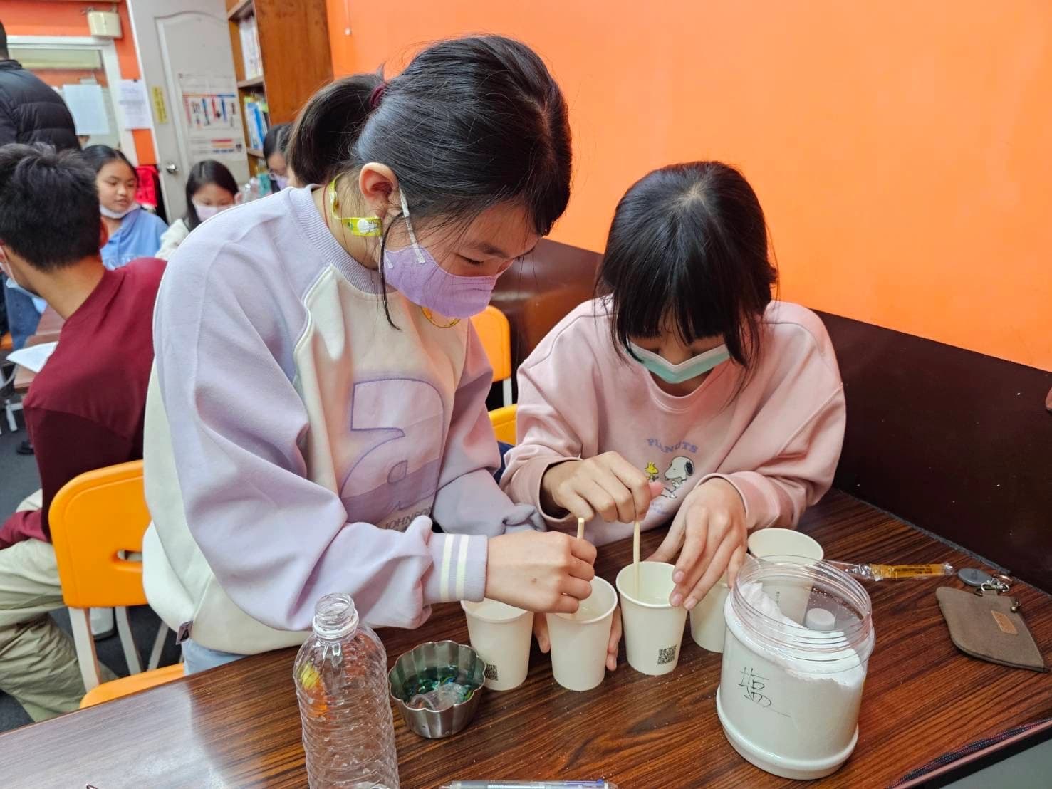 老師陪伴孩子完成探索活動