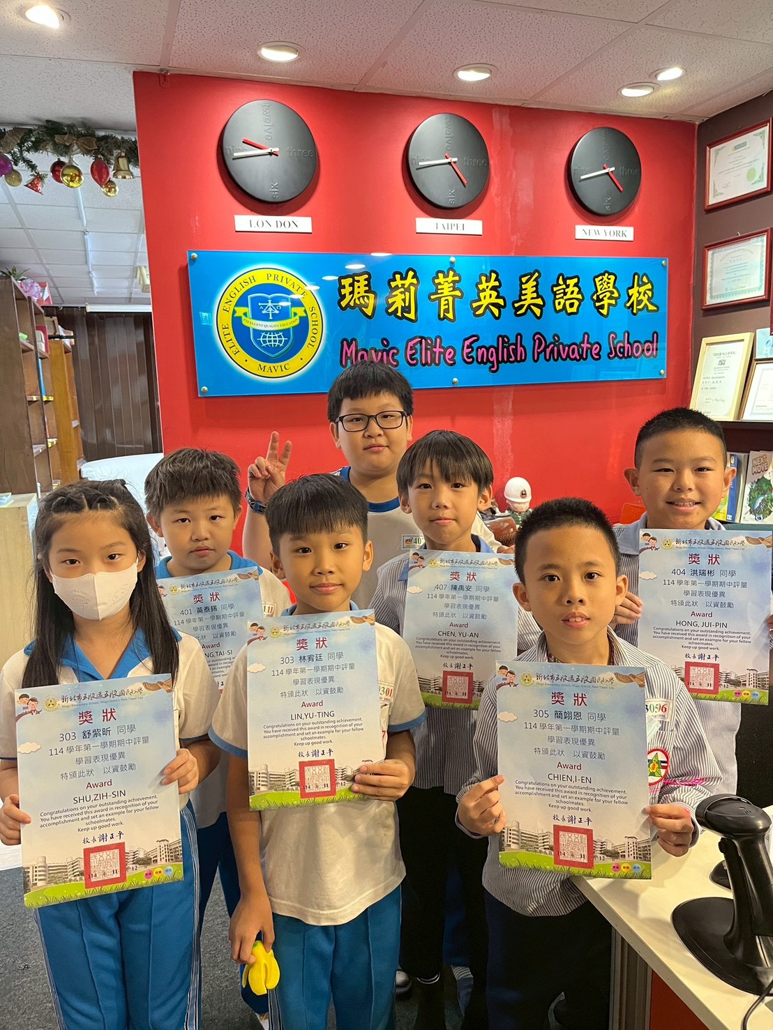 老師與孩子展示學習成果